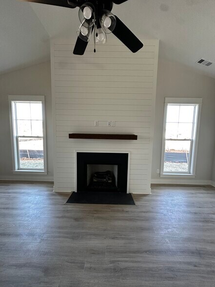 Building Photo - 5904 Willoughby Way