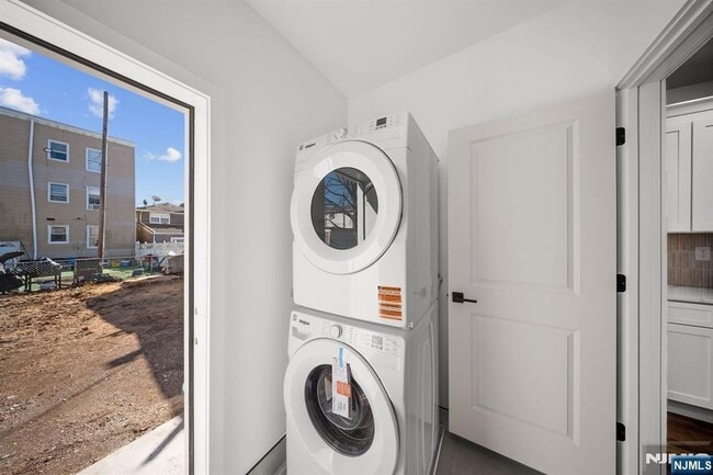 Building Photo - 319 William St