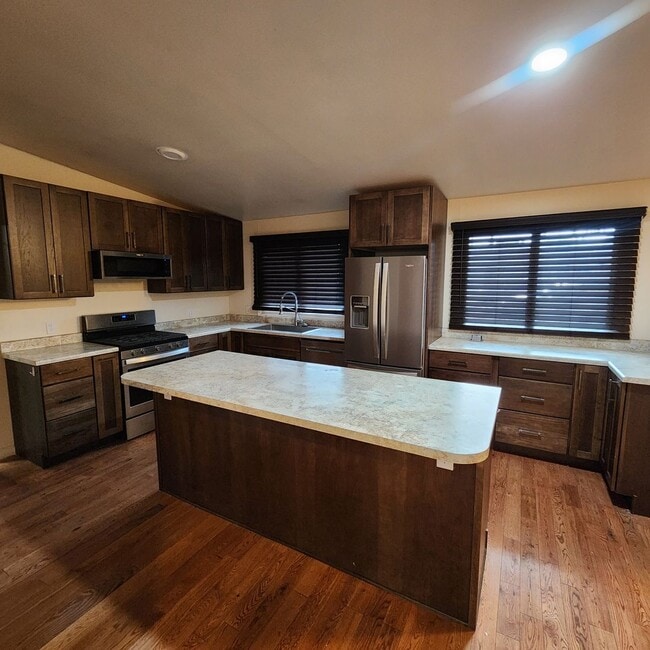 Building Photo - One Level Westside Ranch 4 bd, Single Garage