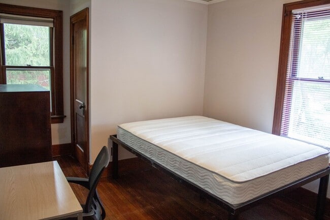 Building Photo - AVAILABLE FOR AUGUST 2026!  Large house ne...