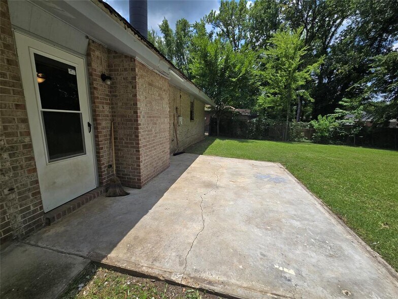 Building Photo - 2240 W Aberdeen Dr