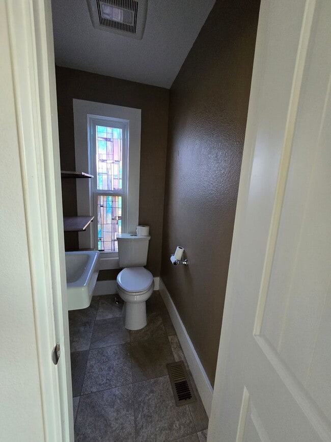 Building Photo - 2 Bed 1.5 Bath