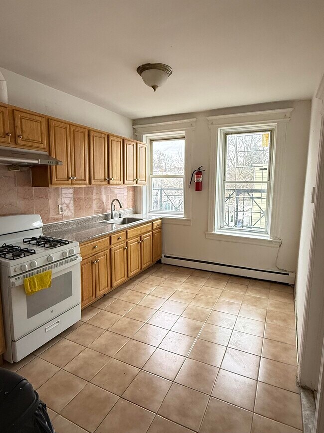 Building Photo - 572 West Side Ave