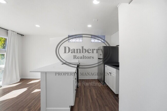 Building Photo - 1133 N Byrne Rd