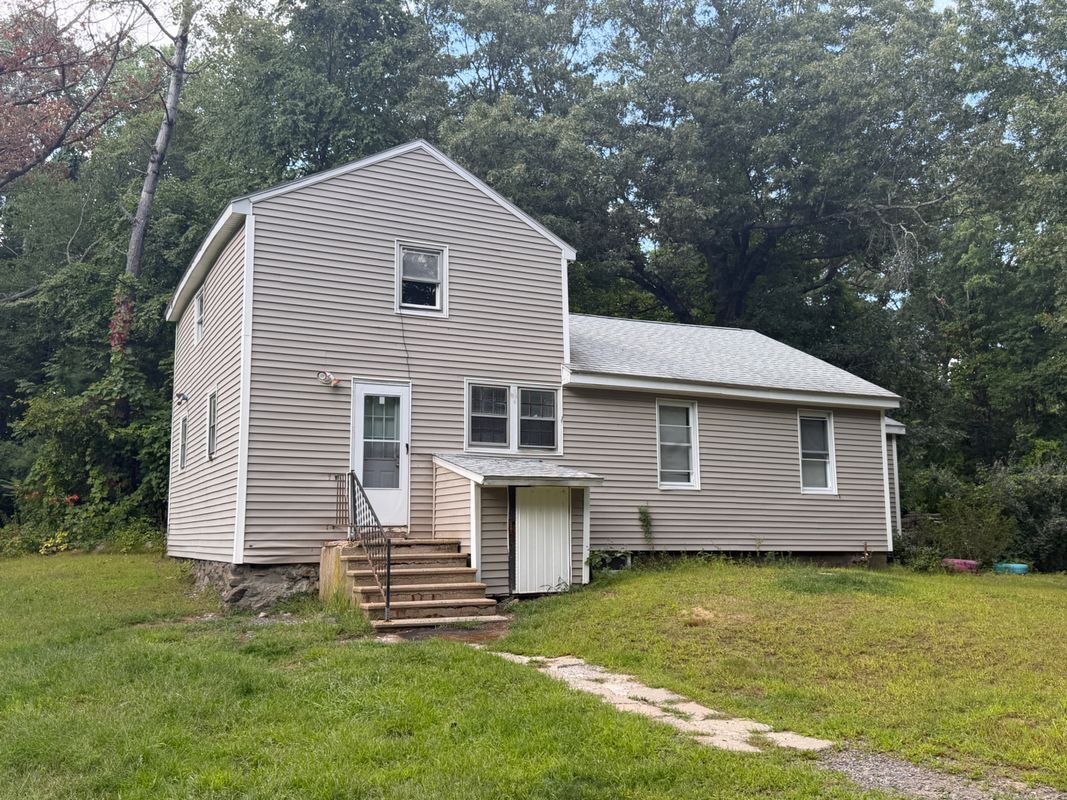 Building Photo - 882 Pleasant St