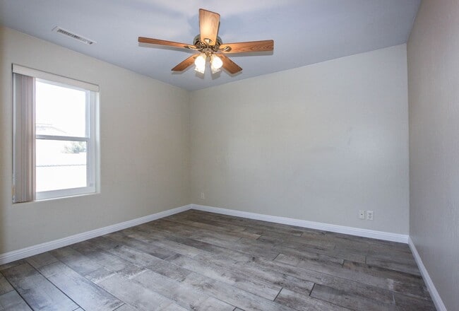 Building Photo - 3 Bedroom Home in Viewpoint East  Applicat...
