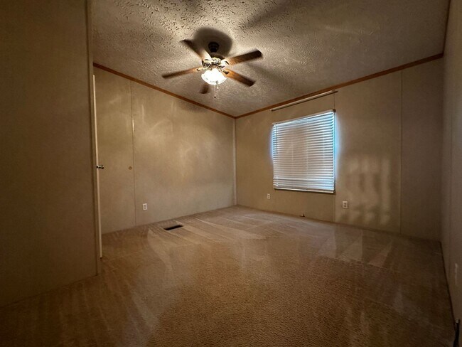 Building Photo - Spacious 4 bedroom/2 bath home for rent - ...