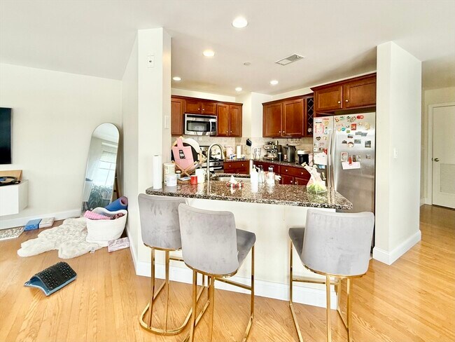 Building Photo - 120 Wyllis Ave