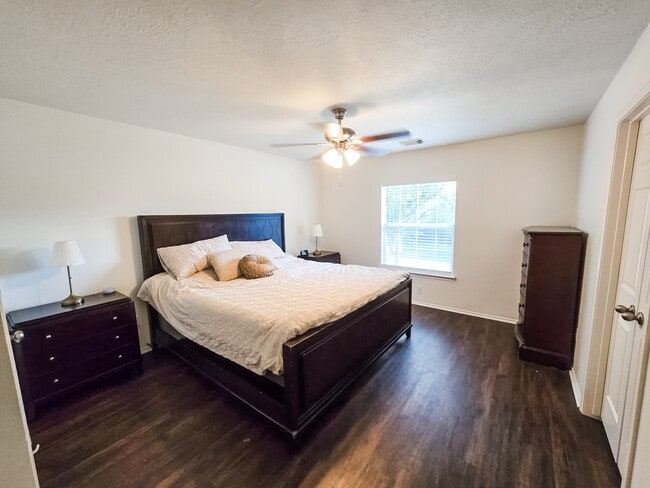 Building Photo - 32347 Hunter Park Ct