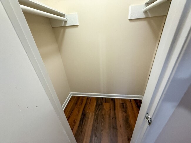 Building Photo - 2 Bedroom 1 Bath Duplex for Rent in Pensac...