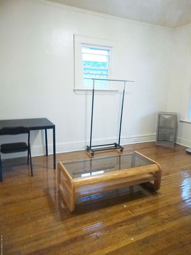 Building Photo - 4 Bedroom Duplex Close to Campus! - 6/1/26