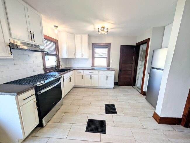 Building Photo - 307 5th Ave E