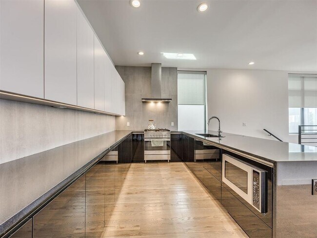 Primary Photo - 825 NW 6th St