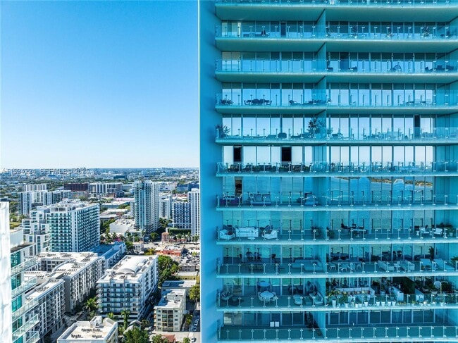 Building Photo - 700 NE 26th Terrace