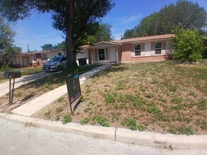 Building Photo - 221 Park Ln