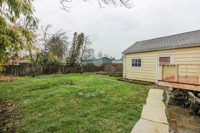 Building Photo - 3636 SE 77th Ave