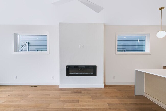 Building Photo - Modern Living & Downtown Skyline Views!