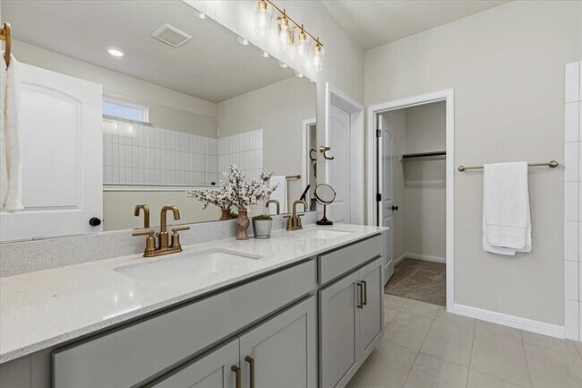 Building Photo - 158 Lake Shore Dr