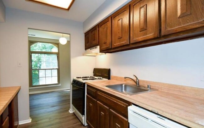 Building Photo - Well-Appointed 2 Bed 1 Bath Condo In Vibra...