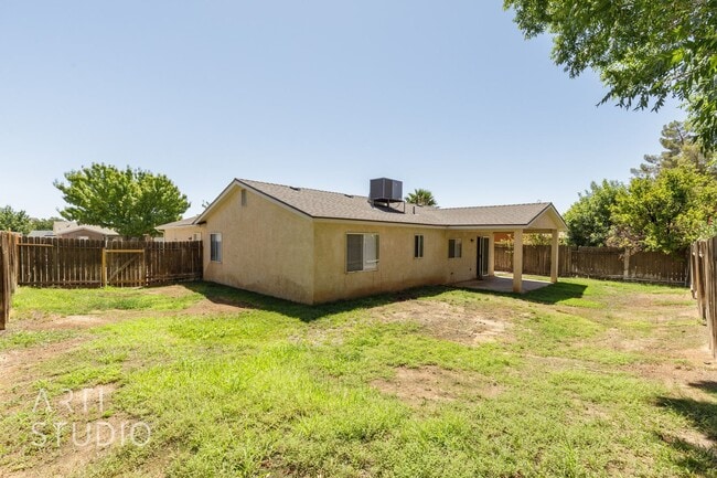 Building Photo - 3 Bedroom, 2 Bathroom Home in the Red Clif...