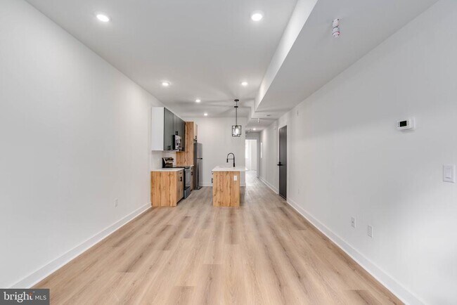 Building Photo - 1224 W Silver St