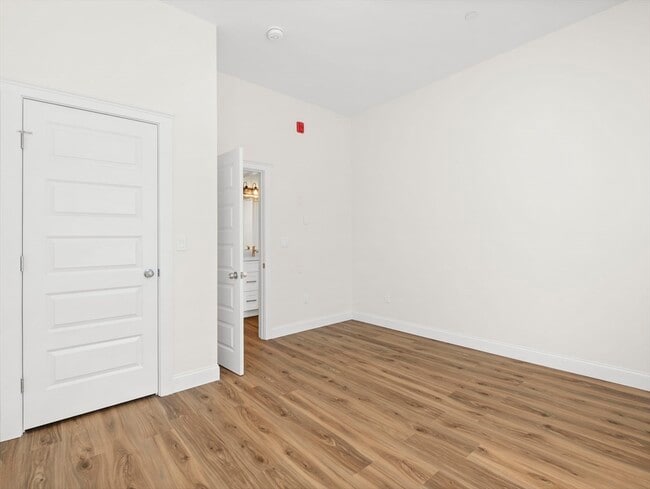 Building Photo - 14 William St