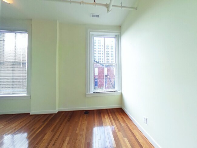 Building Photo - 123 E Broad St