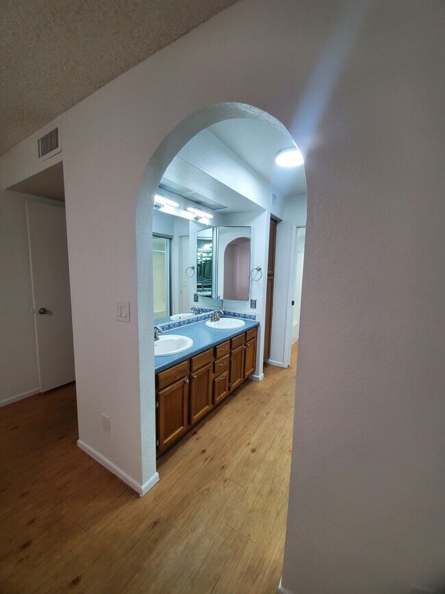 Building Photo - 839 S Westwood