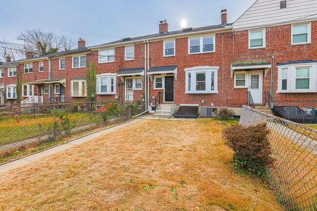 Building Photo - 3 BR 1-1/2 Baths MUST SEE- ACCEPTING HOSUING VOUCHERS!