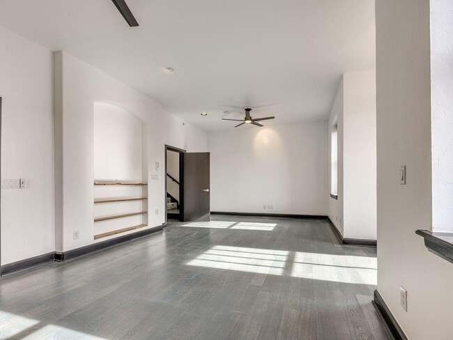 Building Photo - 109 NE 3rd St