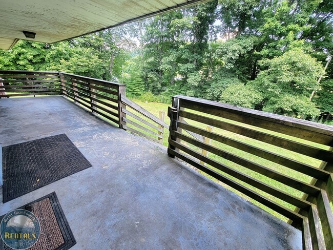 Building Photo - Spacious House Located off the 105 Bypass