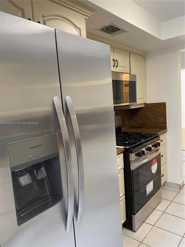 Building Photo - 10925 SW 113th Pl