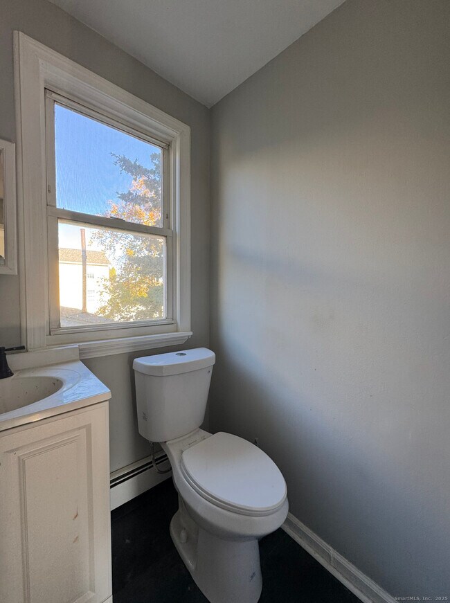 Building Photo - 192 Shaw St