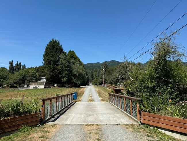 Building Photo - 2Bd/1.75Ba Issaquah Home