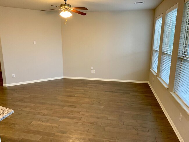 Building Photo - Beautiful 4 bedroom, 2.5 bathroom home in ...