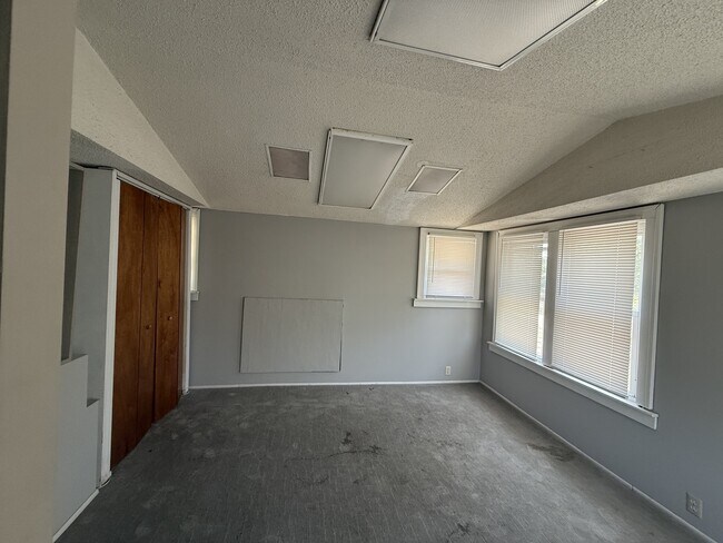 Building Photo - 915 N Hoover Rd