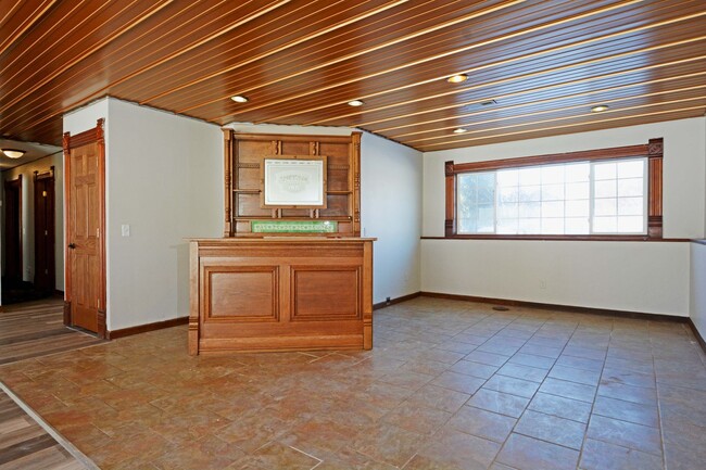 Building Photo - Spacious 5-Bed, 3 Bath Home in Delano - Available Now!