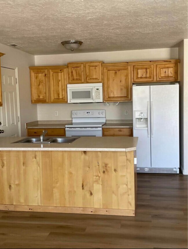 Building Photo - 1260 N 650 W