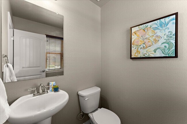 Building Photo - Beautiful 4 Bed 3 Bath in Lorson Ranch!!!