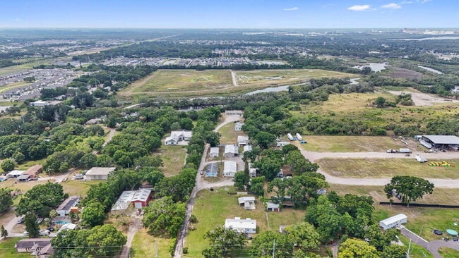 Building Photo - "Spacious 4-Bedroom Retreat with 3400 Sq Ft of Comfort in Gibsonton, FL!"