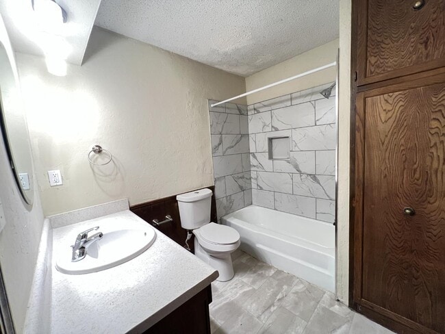 Building Photo - 1215 Lakecrest Dr