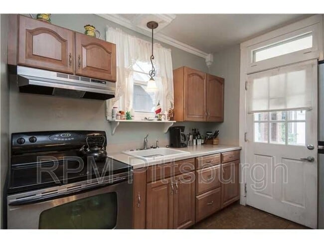 Building Photo - 105 N Meadowcroft Ave