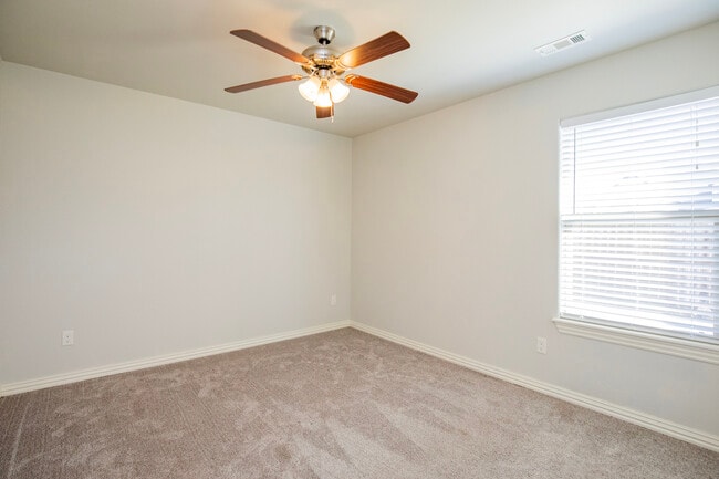 Building Photo - 4000 SW Hollyhock St