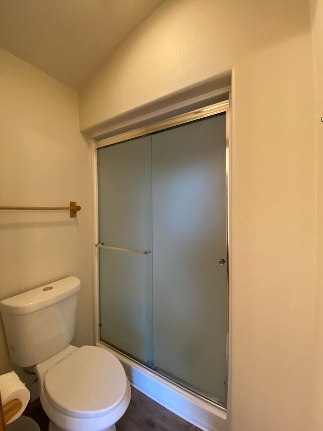 Building Photo - Spacious & Updated 4 Bedroom 2.5 Bath In H...