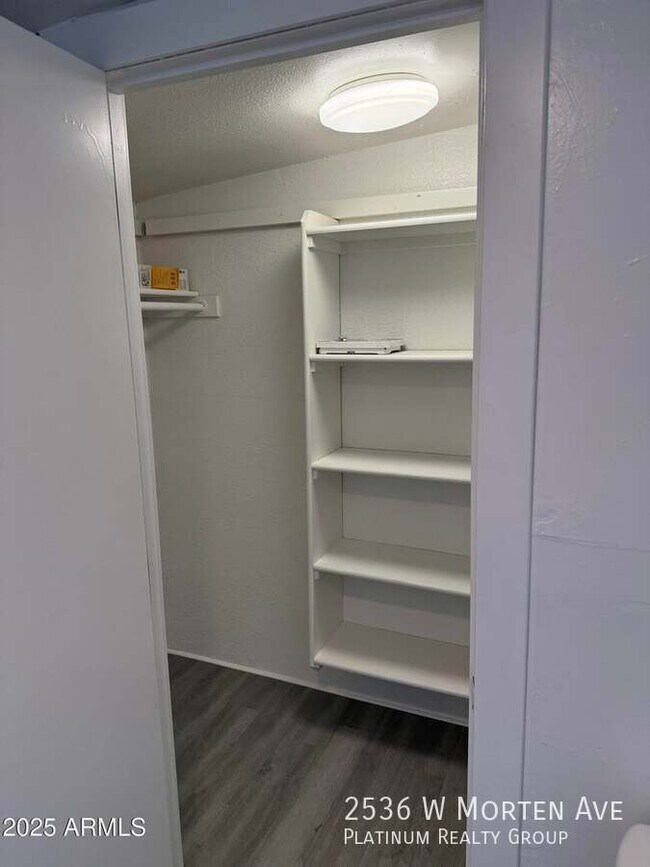 Building Photo - 2536 W Morten Ave