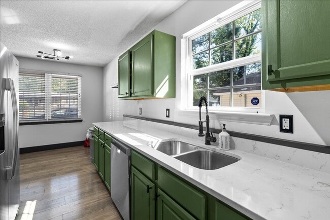 Building Photo - 1609 Roanoke Ave