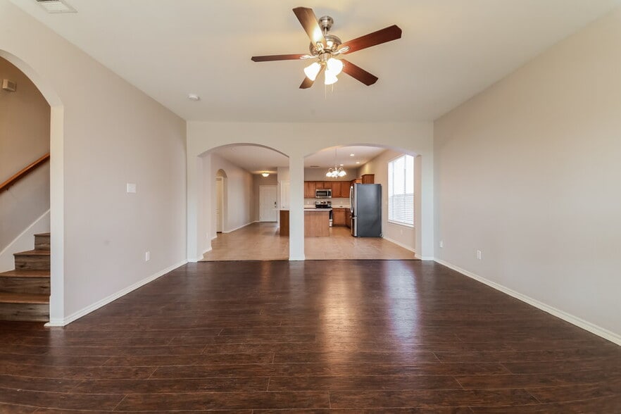 Building Photo - 833 Bens Dr