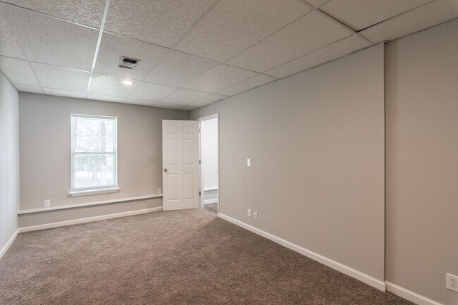 Building Photo - 4 bedroom Home Sumner County Schools