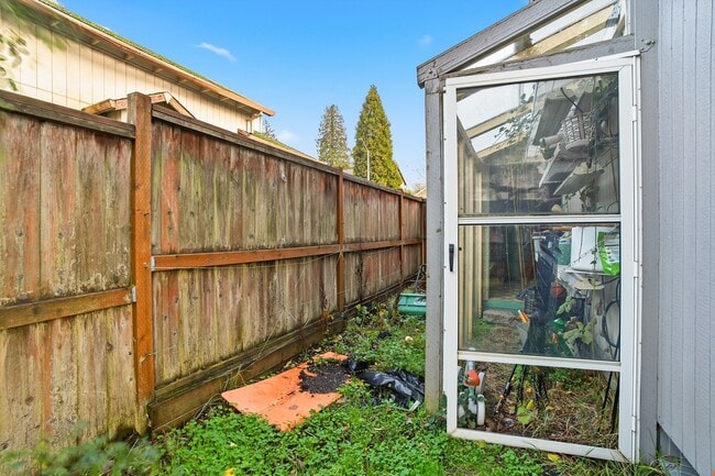 Building Photo - 10931 SE Henderson Dr