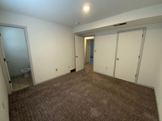 Building Photo - 1630 W Amos Dr